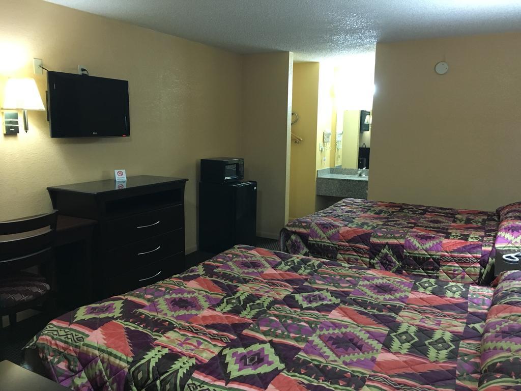 Redwood Inn - White Hall Bagian luar foto