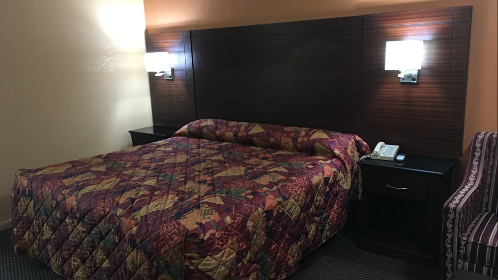Redwood Inn - White Hall Bagian luar foto