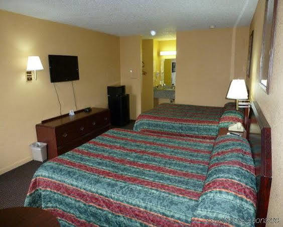 Redwood Inn - White Hall Bagian luar foto