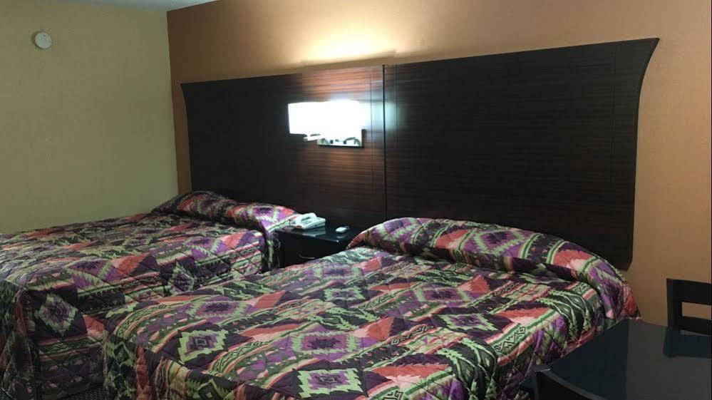 Redwood Inn - White Hall Bagian luar foto
